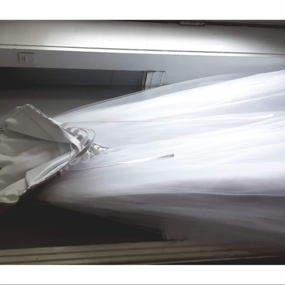 Wedding dress fits size 8 to 12 because of the adjustable back clean dress - Picture 10 of 11